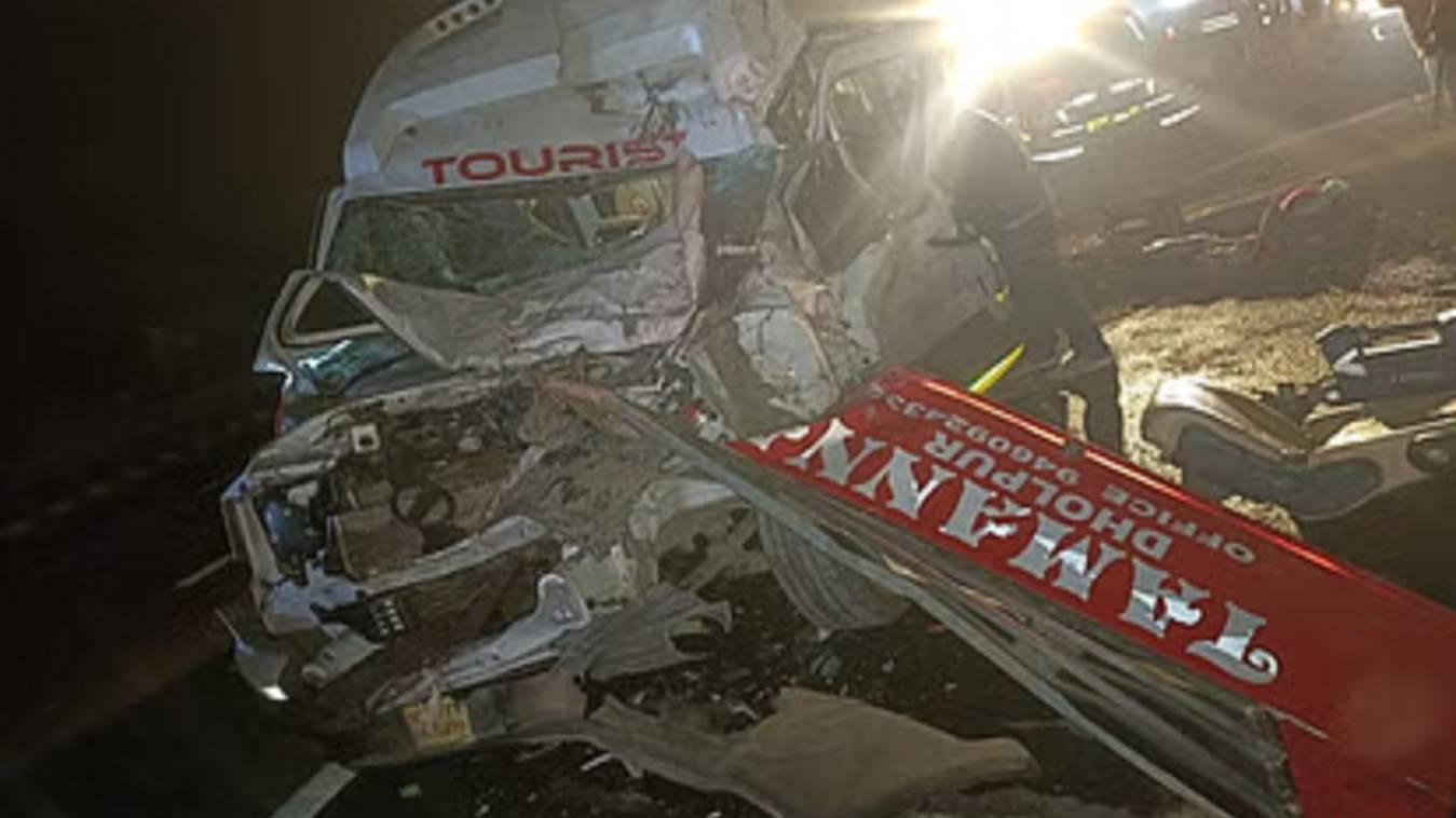 यमुना एक्सप्रेस-वे पर खड़ी बस से टकराया महाकुंभ से लौट रहा टूरिस्ट बस, दो लोगों की मौत, 12 जख्मी 