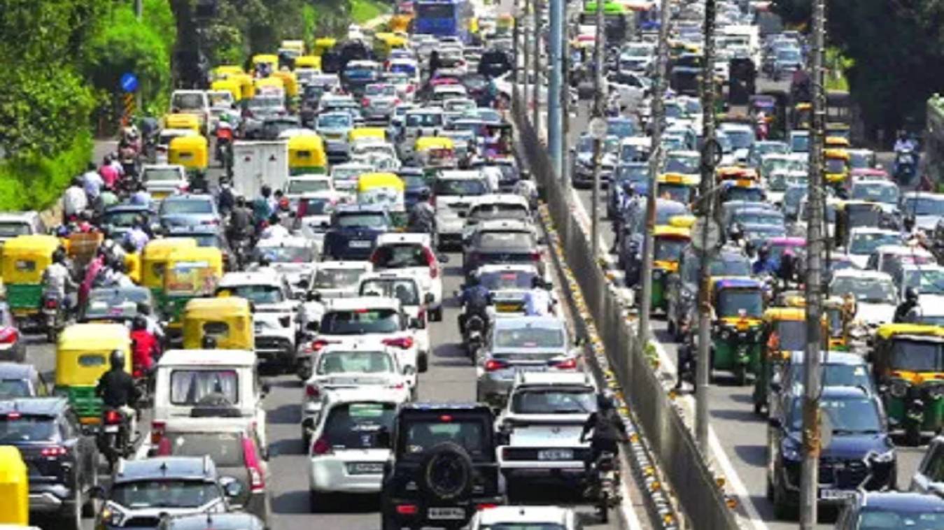 प्रयागराज-वाराणसी नेशनल हाईवे पर भारी जाम, बस और ट्रेनों में भीड़, चारों ओर सड़कों पर लंबी कतारें