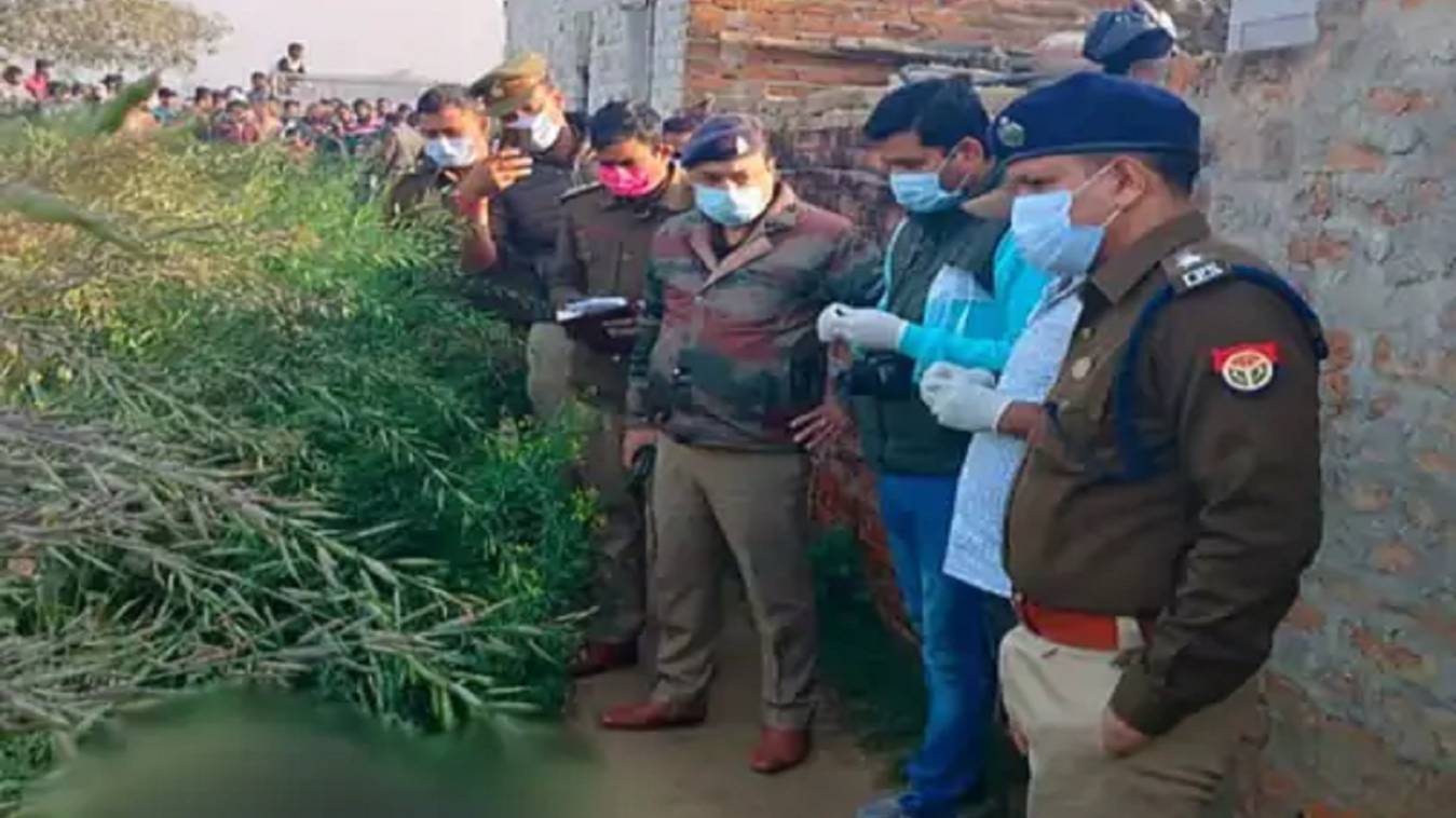 Varanasi: सरसों के खेत में युवक की हत्याकर अधजला शव मिलने से हड़कंप, जांच में जुटी पुलिस