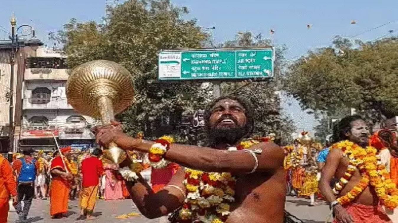 काशी में नागा साधुओं ने शरीर पर भभूत लगाकर बैंडबाजा के साथ निकाली पेशवाई, बाबाओं ने लहराईं तलवारें, आराध्यदेव के लगाए जयकारे