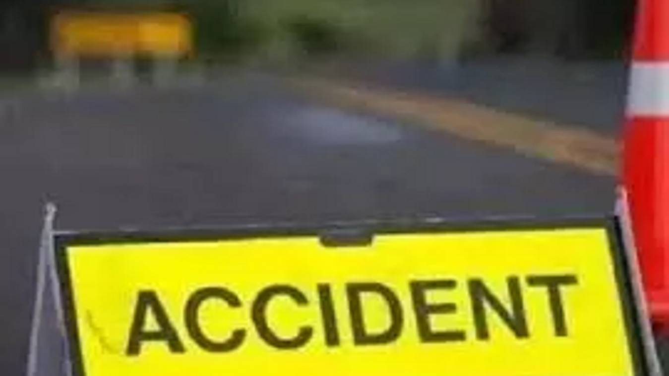 Azamgarh: श्रद्धालुओं को ले कर प्रयागराज जा रही बस खाई में गिरी, चालक समेत 10 लोग घायल