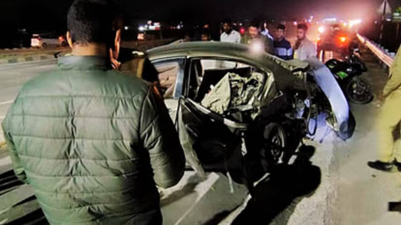 गाजीपुर-गोरखपुर हाइवे पर 2 कार में टक्कर, 3 लोग घायल; एक की हालत गंभीर, महाकुंभ जा रहा था परिवार