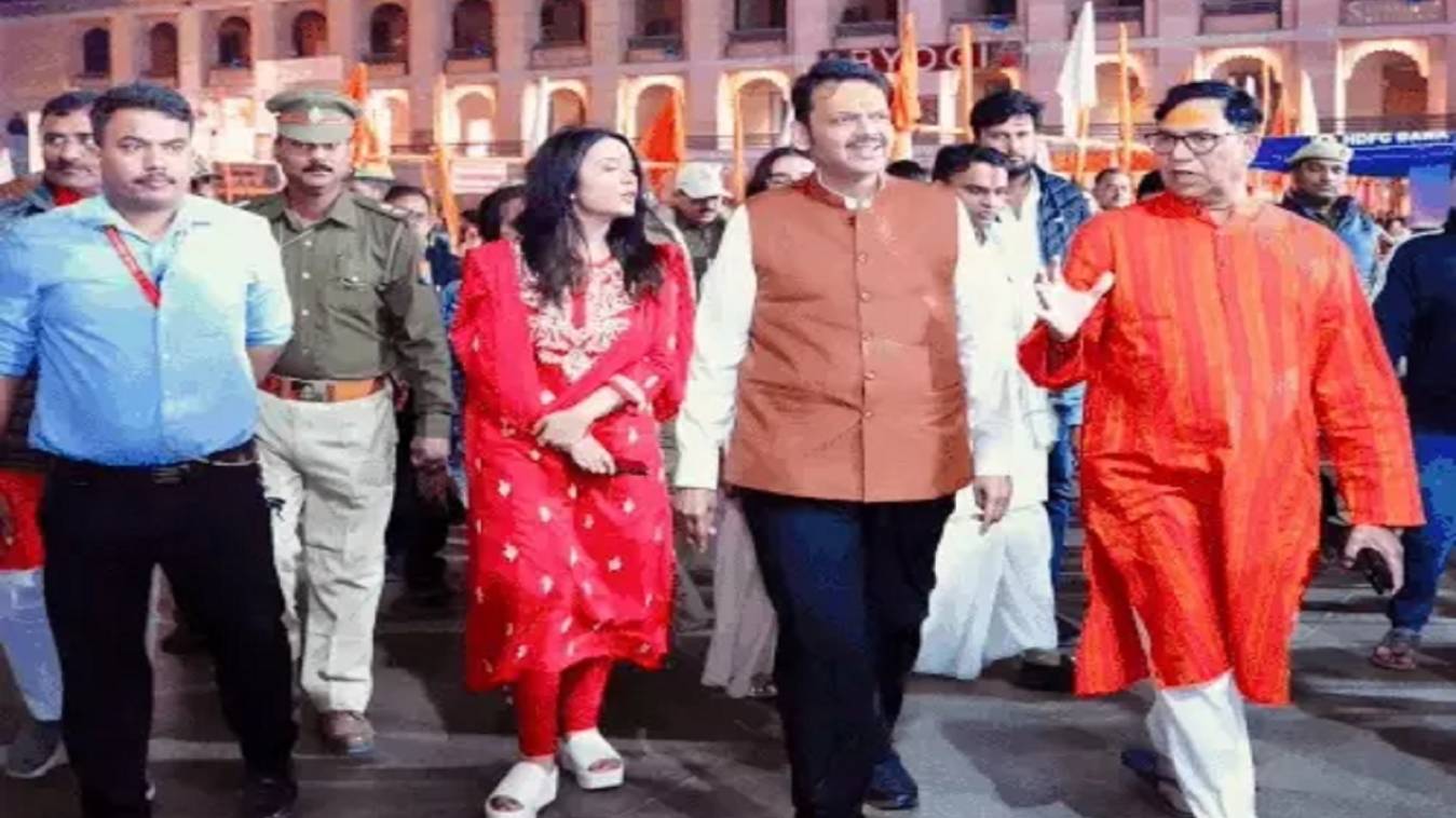 परिवार सहित काशी पहुंचे महाराष्ट्र सीएम देवेंद्र फडणवीस, बाबा विश्वनाथ का किया दर्शन पूजन