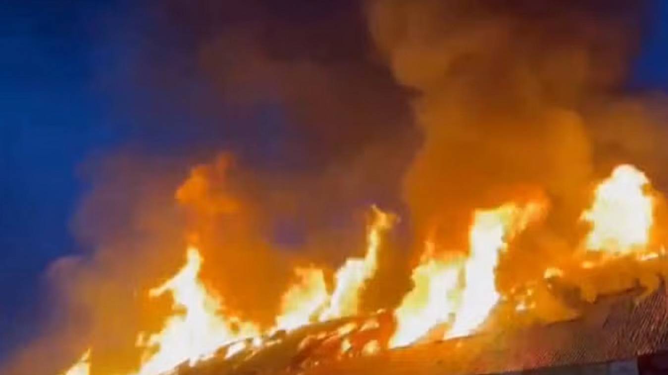  महमूरगंज में टेंट की गोदाम में लगी आग, लाखों का सामान जलकर खाक, दमकल की तीन गाड़ियों ने ढाई घंटे बाद पाया काबू