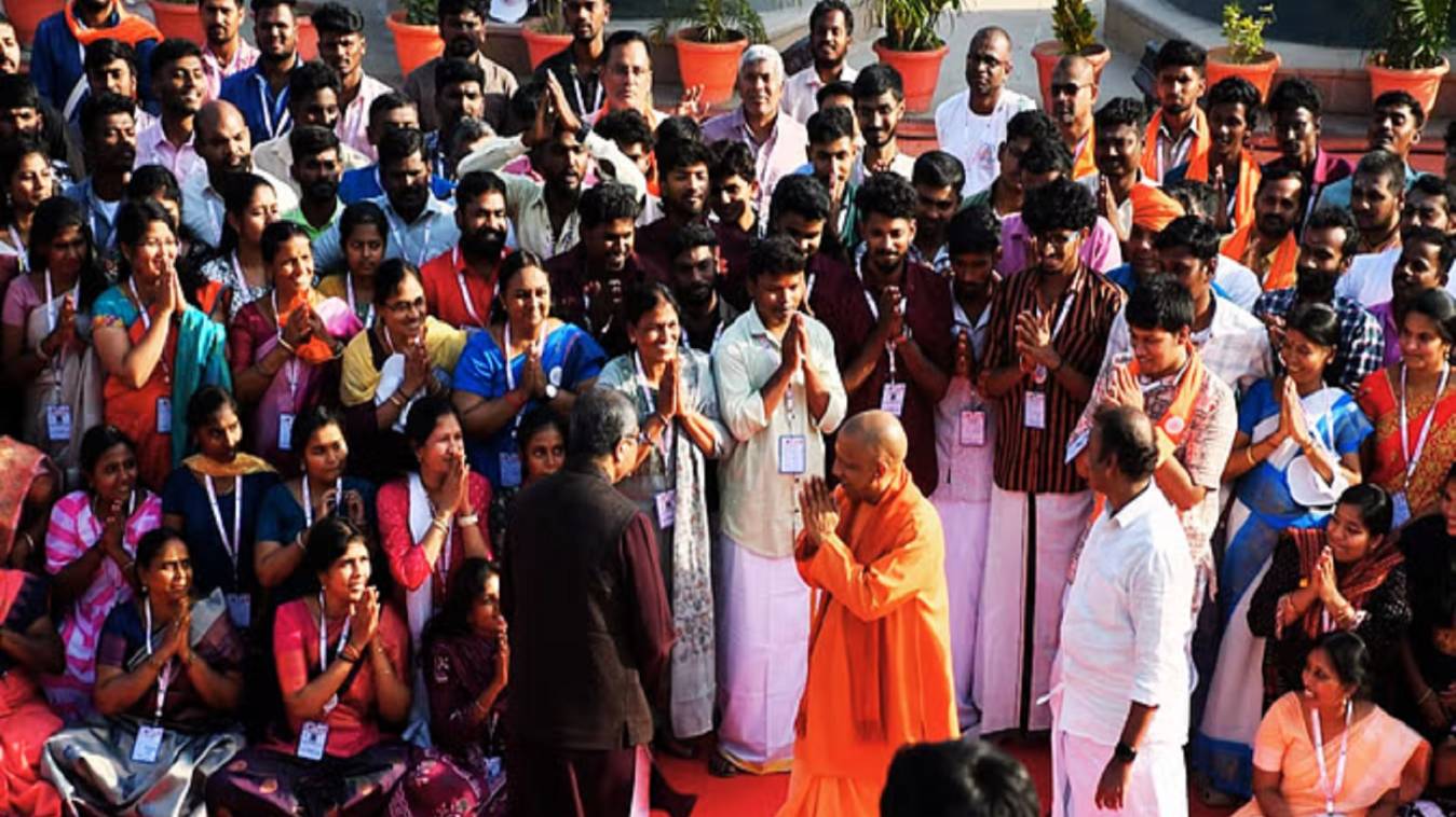 वाराणसी पहुंचे सीएम योगी, काशी तमिल संगमम का किया उद्घाटन, इससे पहले हवाई सर्वेक्षण करके काशी के हालात का लिया जायजा