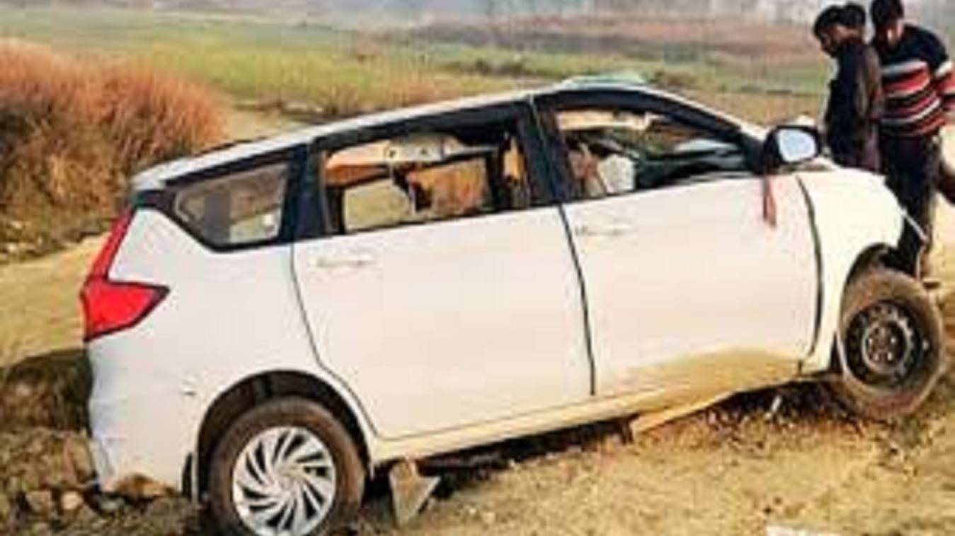 Azamgarh: महाकुंभ से लौट रहे नेपाल के श्रद्धालुओं से भरी कार डिवाइडर से टकराई, तीन की मौत, सात घायल