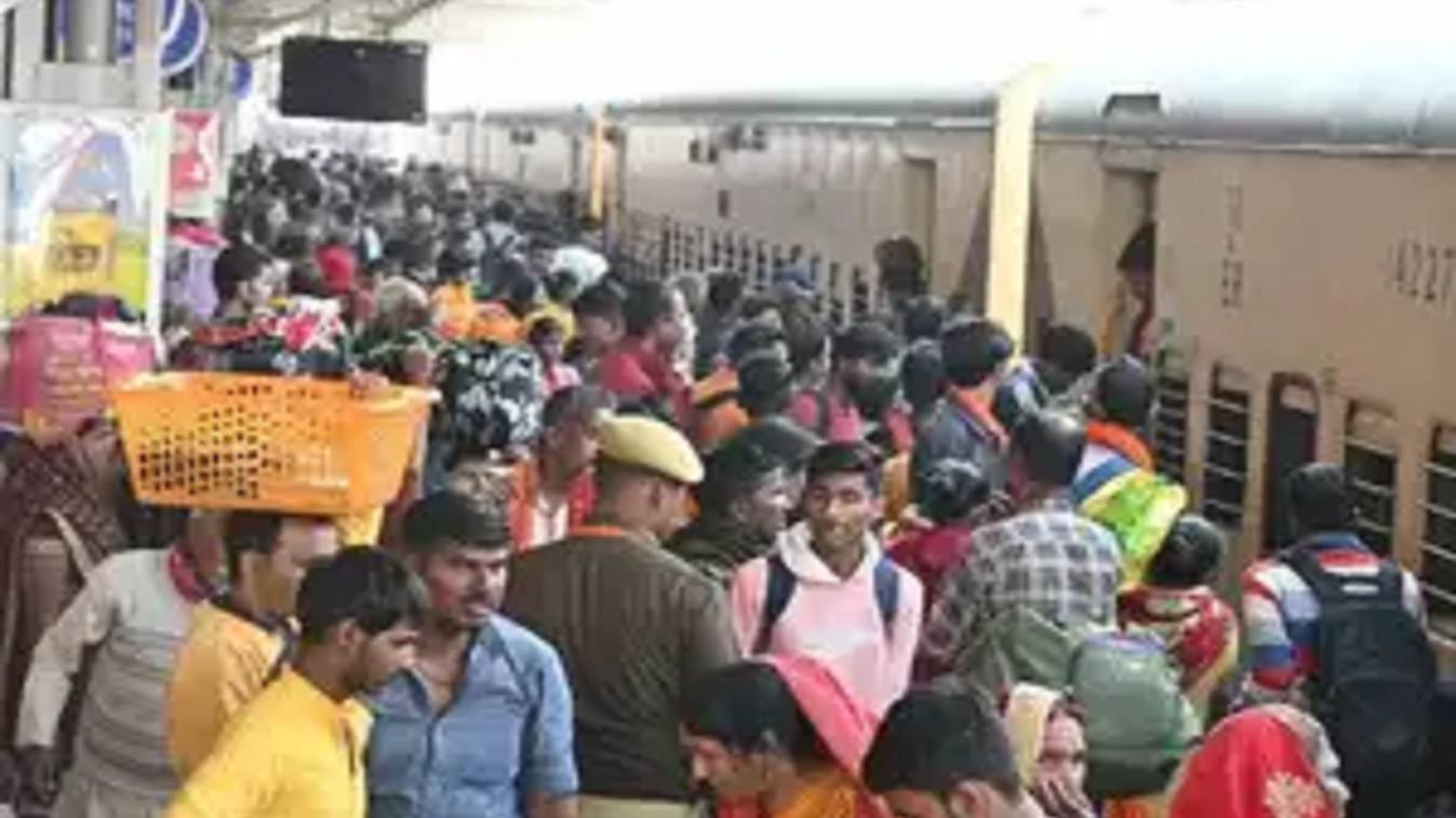 महाकुंभ की भीड़ के चलते कैंट स्टेशन बना नो व्हीकल जोन, सभी गेट पर बैरिकेडिंग कर रास्ता बंद