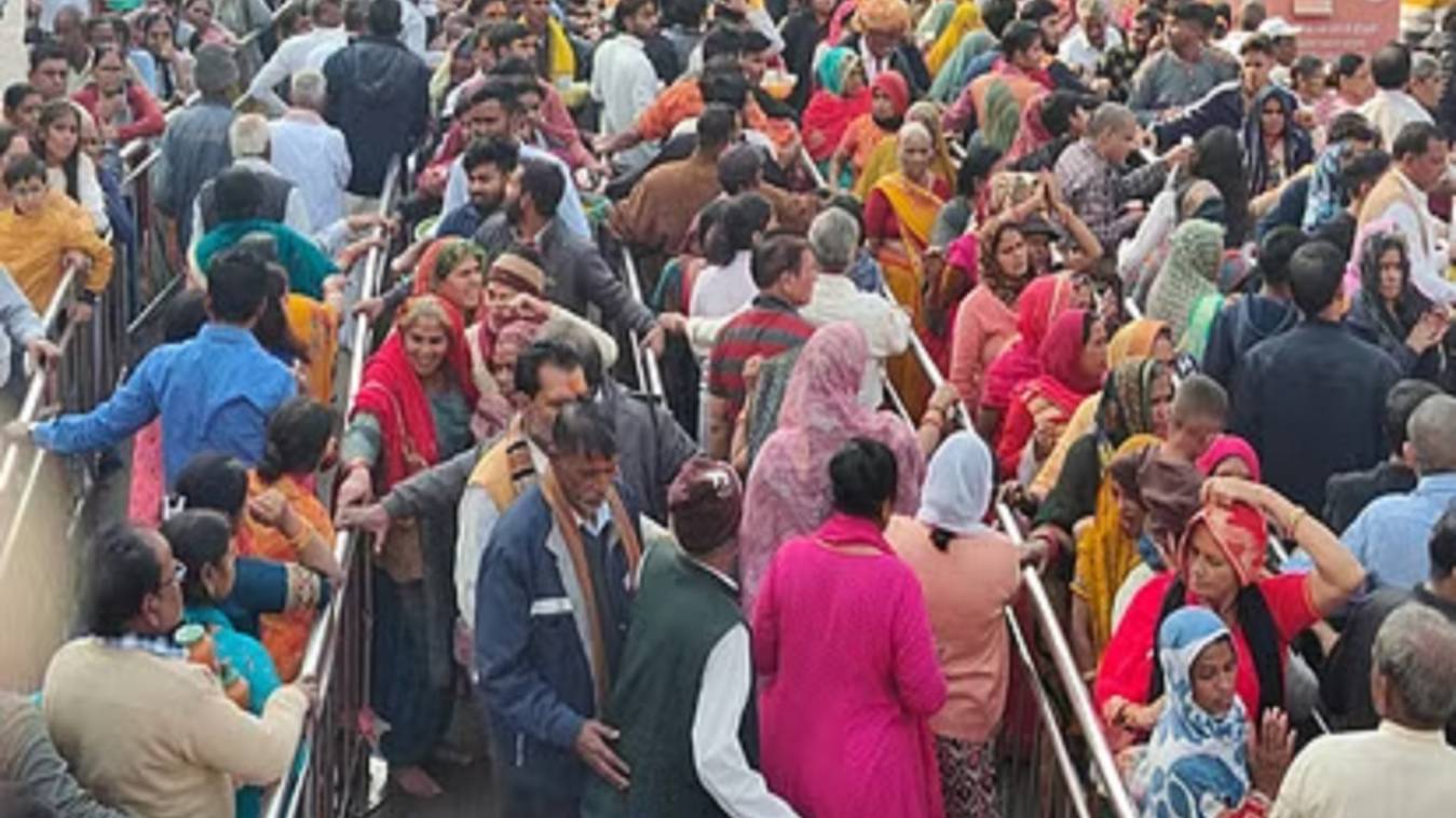 काशी विश्वनाथ मंदिर में दोपहर 12 बजे तक दो लाख भक्तों ने किए दर्शन