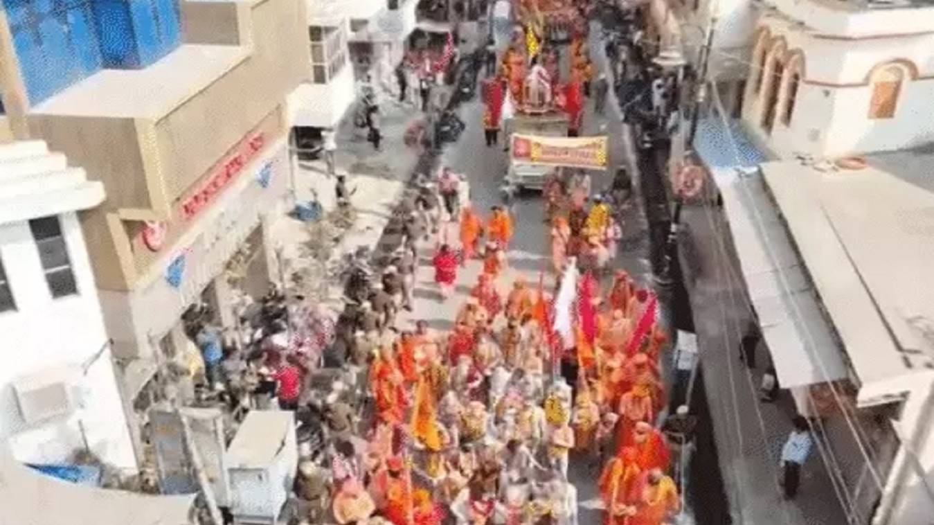 श्री रमता पंच दशनाम अखाड़े की पेशवाई: शरीर पर चिता भस्म लगाकर बुलेट से निकले बाबा, डमरू की धुन पर त्रिशूल-भाले से करतब, देखिये तस्वीरें 