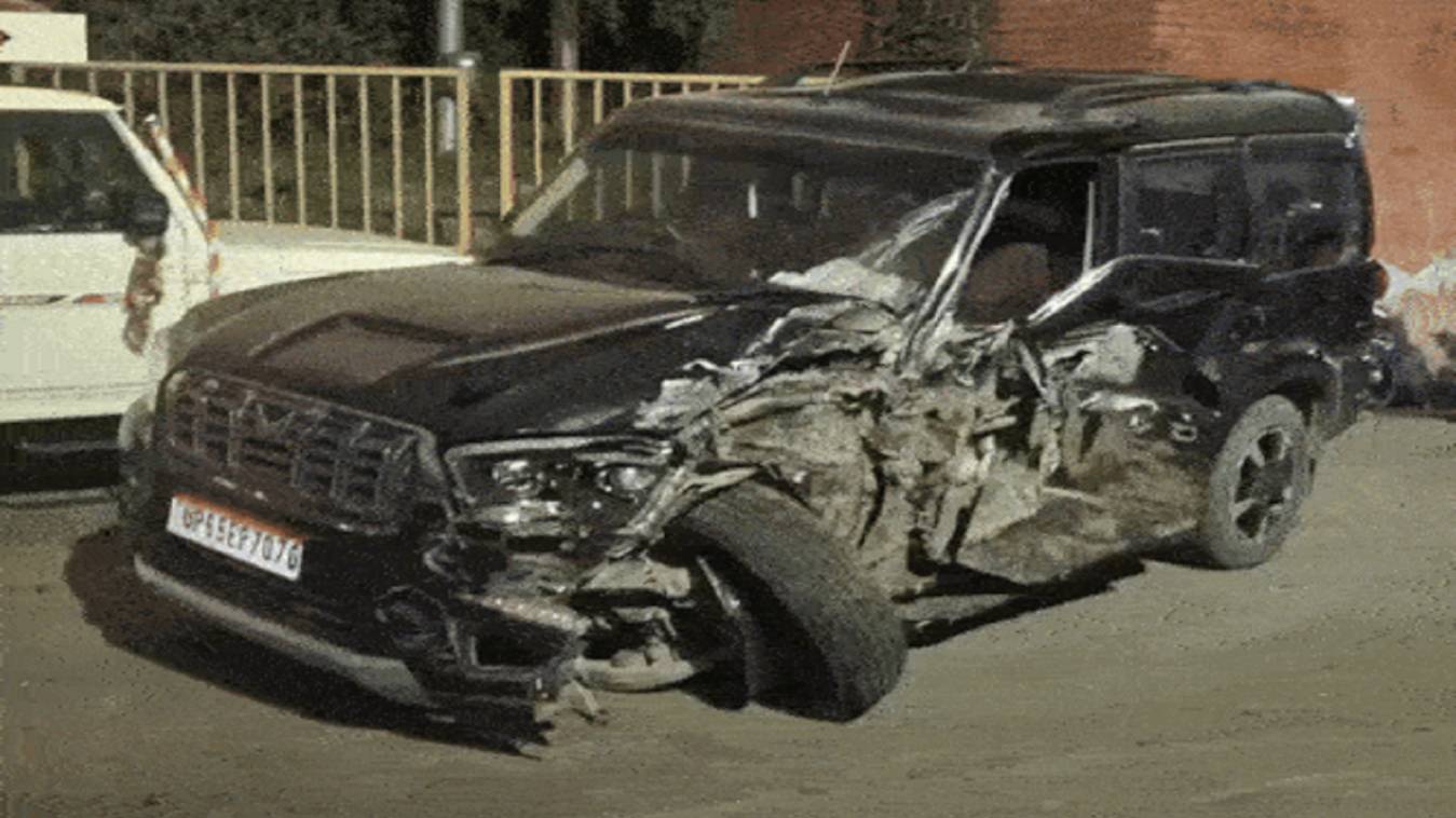 Varanasi : तेज रफ्तार स्कॉर्पियो ने पिकअप और दो बाइकों को मारी टक्कर, तीन गंभीर रूप से घायल