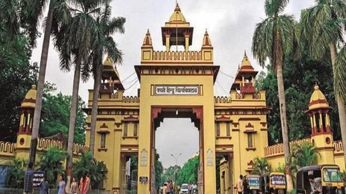 बीएचयू कैंपस में दो छात्रों के गुट में मारपीट,तीन छात्रों की पिटाई, पिस्टल दिखाकर डराने का आरोप - मुकदमा दर्ज