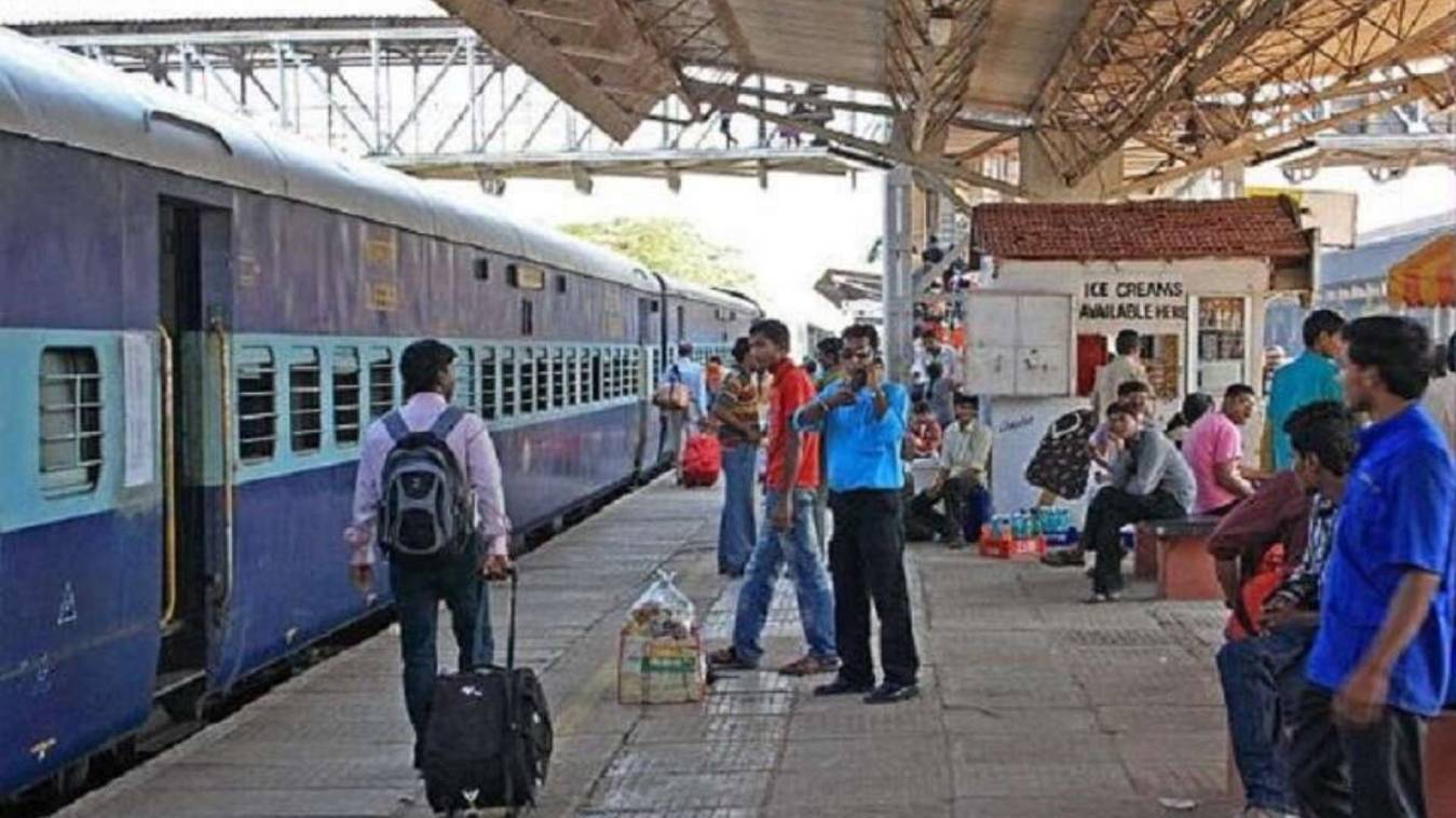 Railway Alert : बिना टिकट प्लेटफॉर्म पर नहीं मिलेगी एंट्री, सर्कुलेटिंग एरिया में रोके यात्री