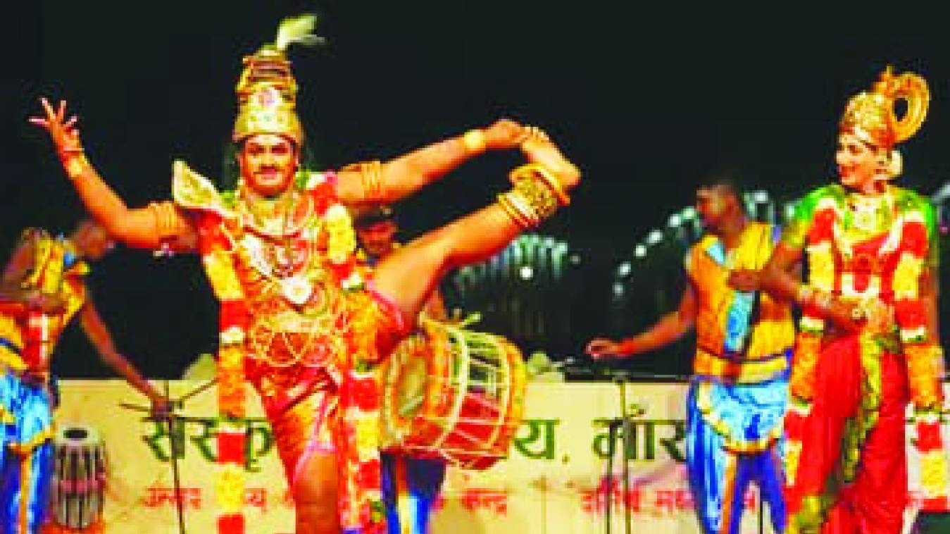 काशी और तमिल कलाकारों की प्रस्तुति देख झूमें पर्यटक