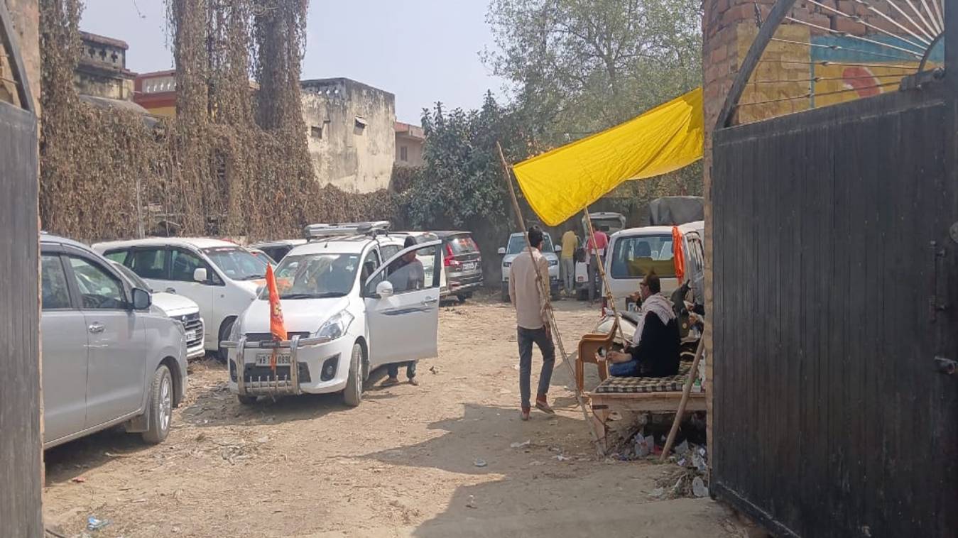 किसने दी छूट, वाहन पार्किंग के नाम पर मची है लूट, श्रद्धालुओं से वाहन पार्किंग के नाम पर वसूल रहे 12 घंटे का 800 रुपया