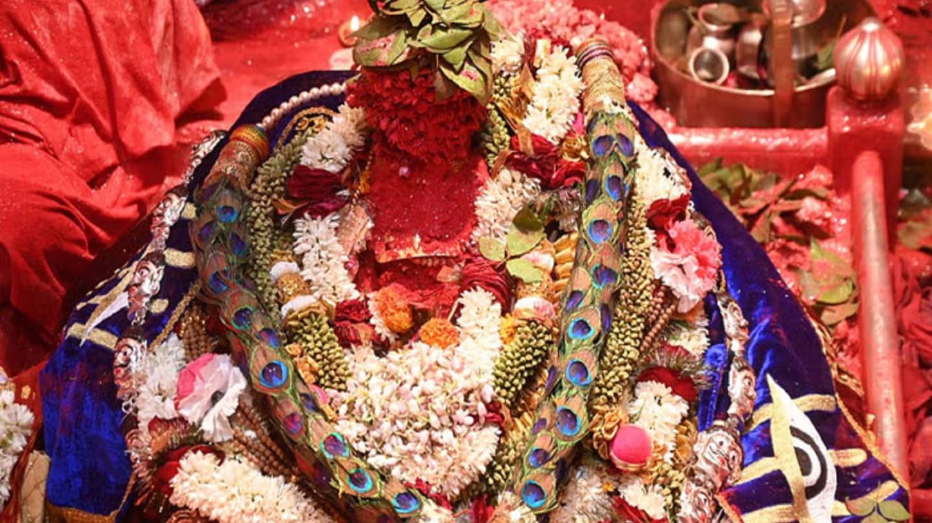 महाशिवरात्रि पर दूल्हे की तरह हुआ बाबा विश्वनाथ का श्रृंगार, हर-हर महादेव के नारों से गुंजा काशी 