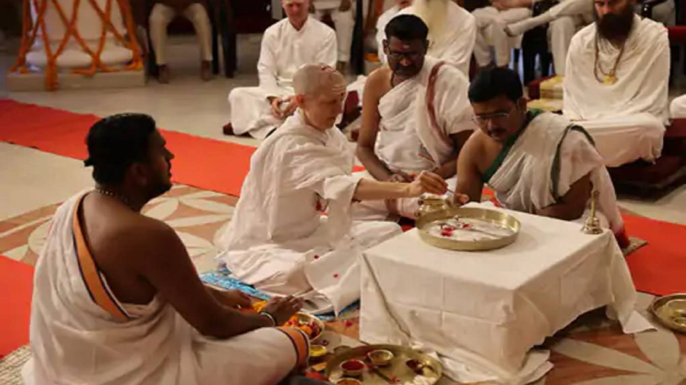 महाशिवरात्रि पर अमेरिका की अन्ना थेरेसा ने अपनाया सनातन धर्म, बोलीं- सनातन की सरलता से अभिभूत हूं... 