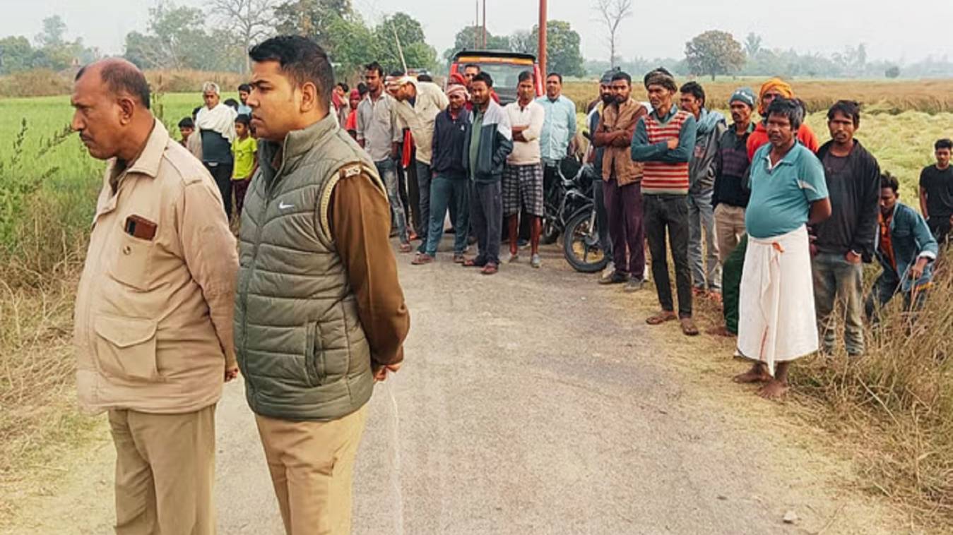 मिर्जापुर में महिला की गला रेतकर हत्या, खेत में अर्धनग्न मिला शव, पुलिस मामले की छानबीन में जुटी