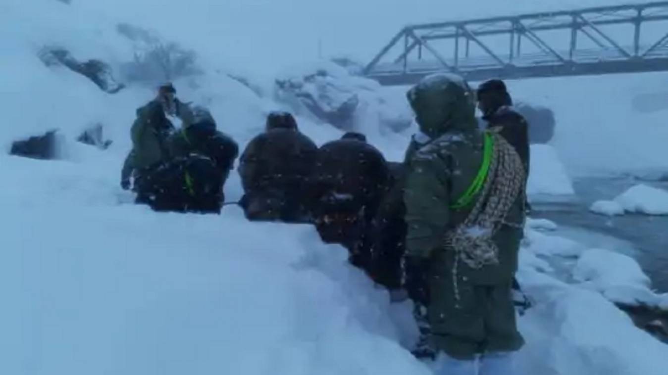 उत्तराखंड में भारी हिमस्खलन में 57 मजदूर फंसे, 15 का किया गया रेस्क्यू