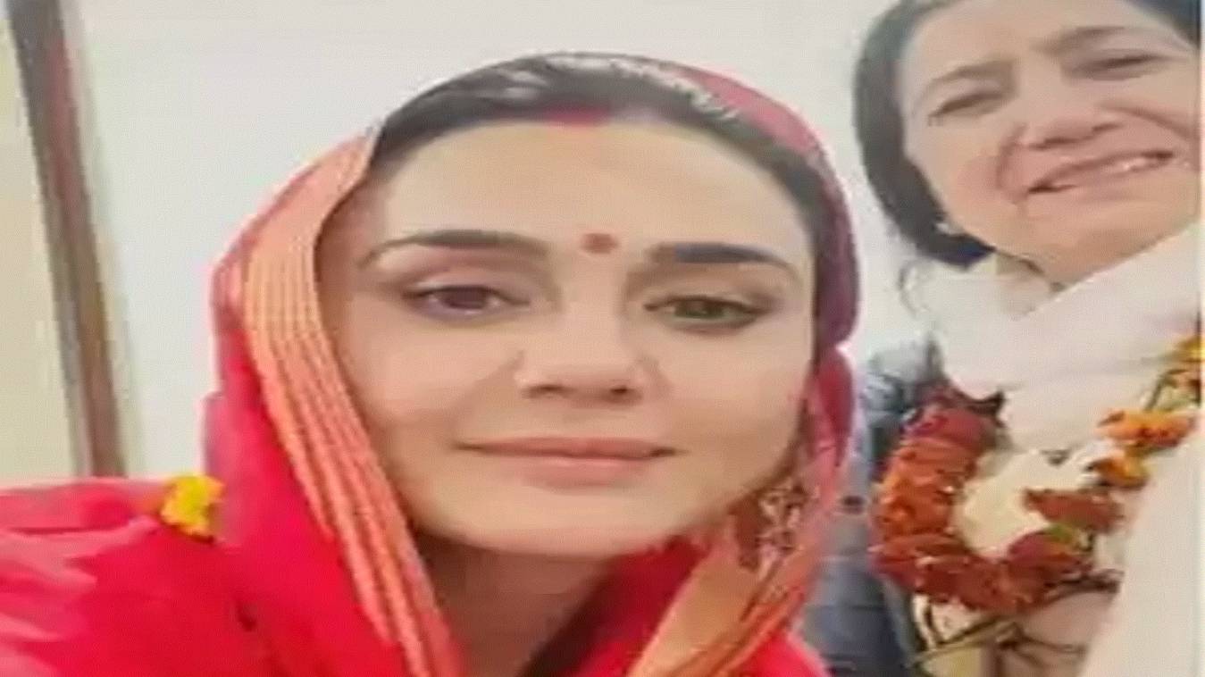 मां संग काशी की गलियों में घूमीं प्रीति जिंटा, बाबा विश्वनाथ के दर्शन किए, इंस्टा हैंडल पर वीडियो शेयर कर फैंस को दिखाई झलक