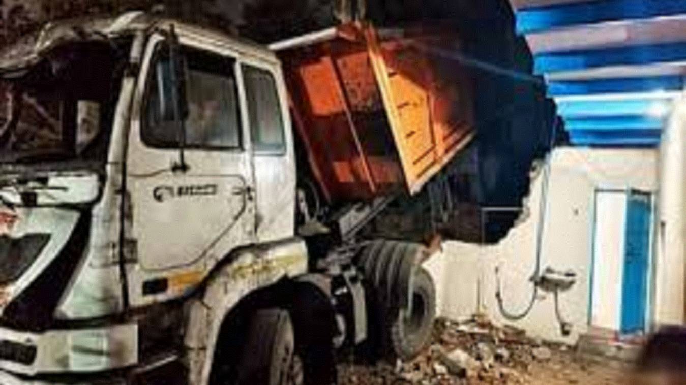 सोनभद्र: अनियंत्रित ट्रेलर मकान तोड़ 15 फीट नीचे खाई में गिरी, परिजनों में मची चीख-पुकार