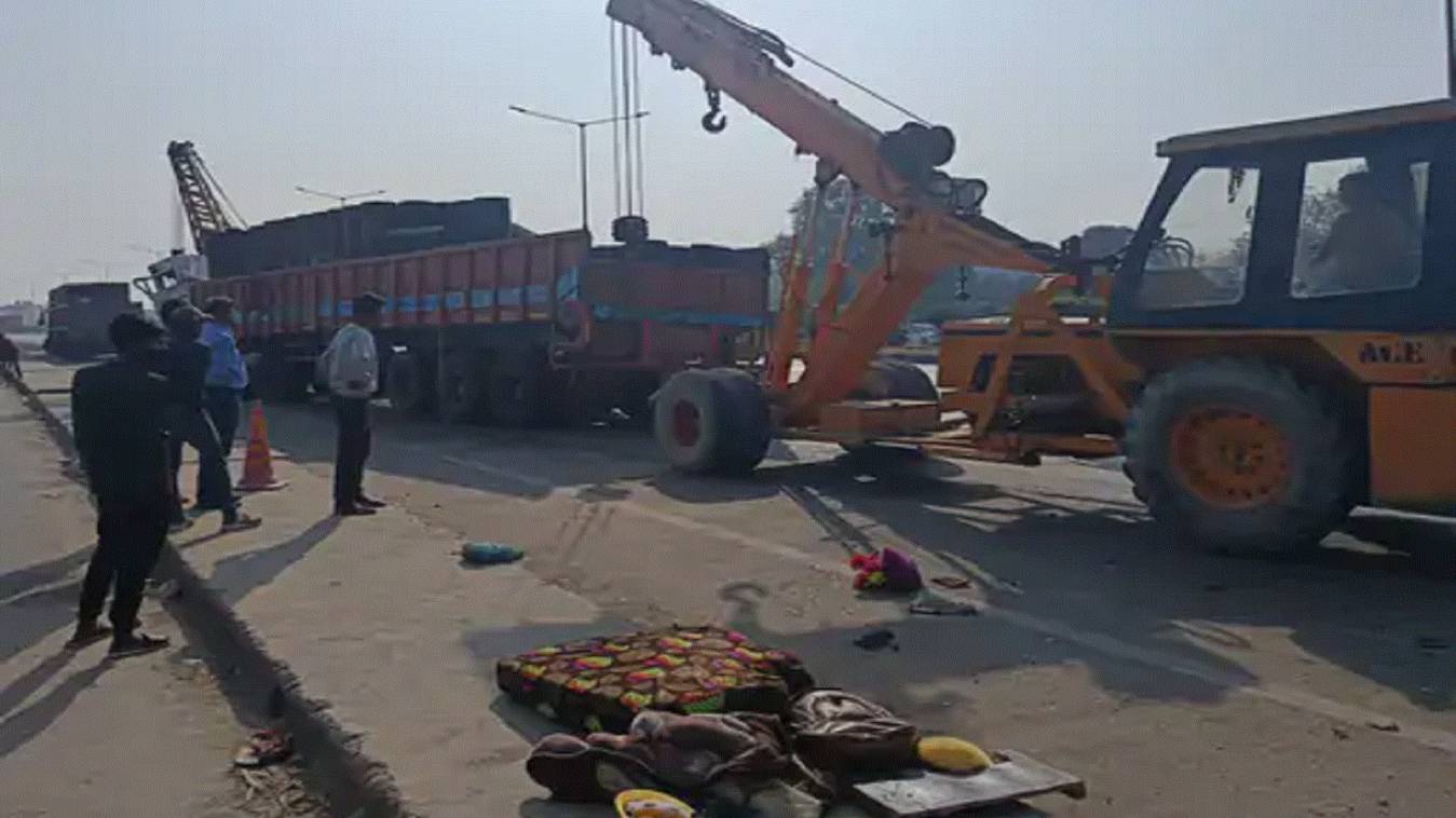 वाराणसी-प्रयागराज हाईवे पर सड़क किनारे खड़े ट्रक में घुसा ट्रेलर, ट्रक चालक की मौत