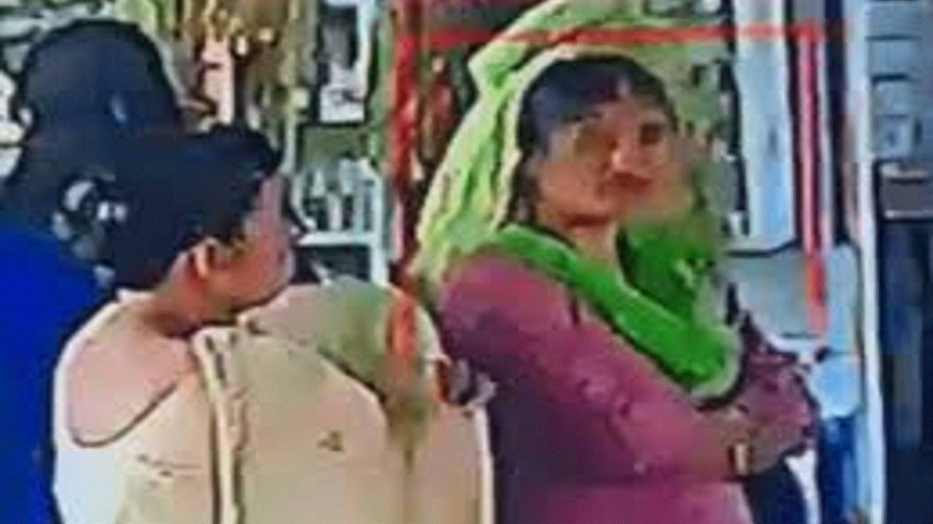  वाराणसी के दुर्गाकुंड मंदिर में दर्शन के दौरान एनआरआई महिला का पर्स चोरी, सीसीटीवी में कैद हुई घटना