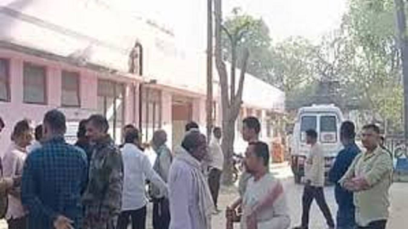 स्कूल बस ने बाइक को मारी टक्कर, परीक्षा दिलाने जा रहे युवक की मौत, दो बहनें घायल