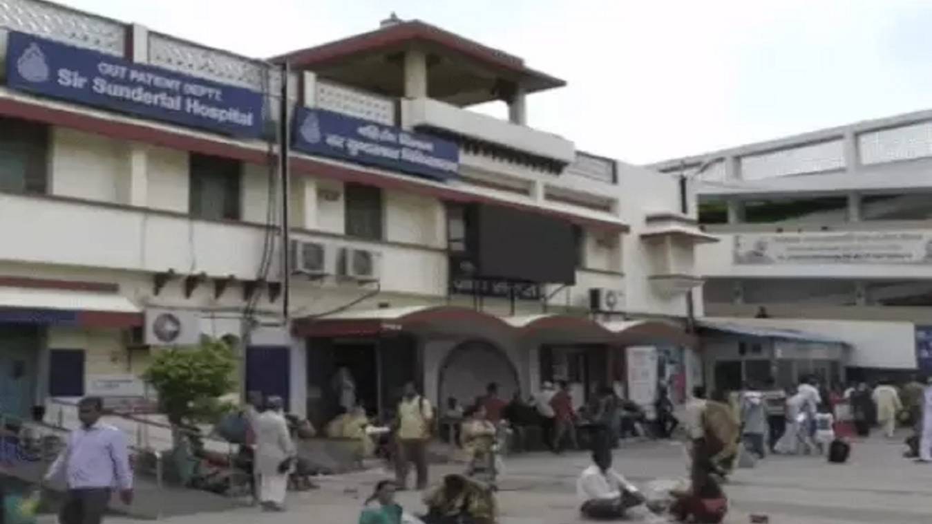 BHU अस्पताल में 61 वर्षीय पिता ने बेटी को दान की किडनी, 4 घंटे तक चला ट्रासप्लांट सर्जरी