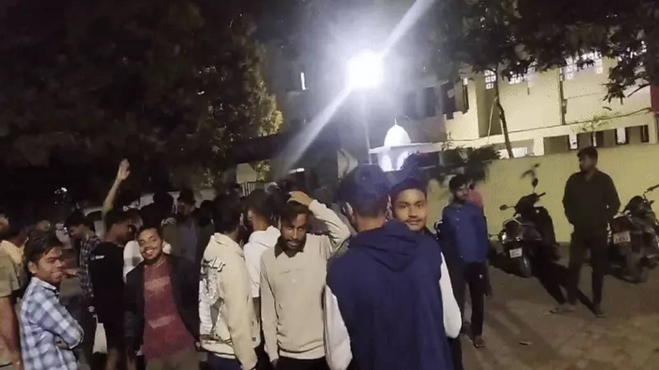 लखनऊ यूनिवर्सिटी के हॉस्टल के मेस खाने में निकला कीड़ा, हॉस्टल के बाहर जमकर किया हंगामा 