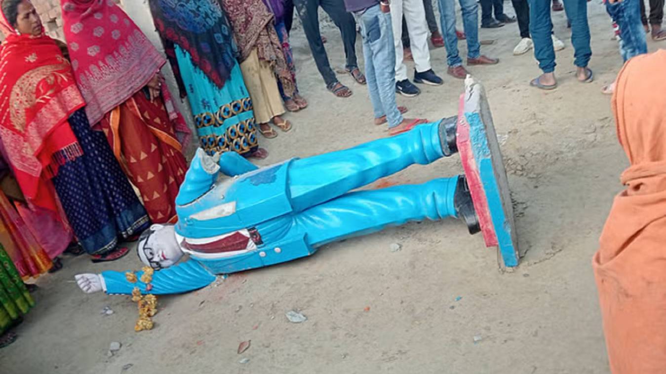 अराजकतत्वों ने डॉ. भीमराव आंबेडकर की मूर्ति को किया क्षतिग्रस्त, ग्रामीणों ने जताया रोष