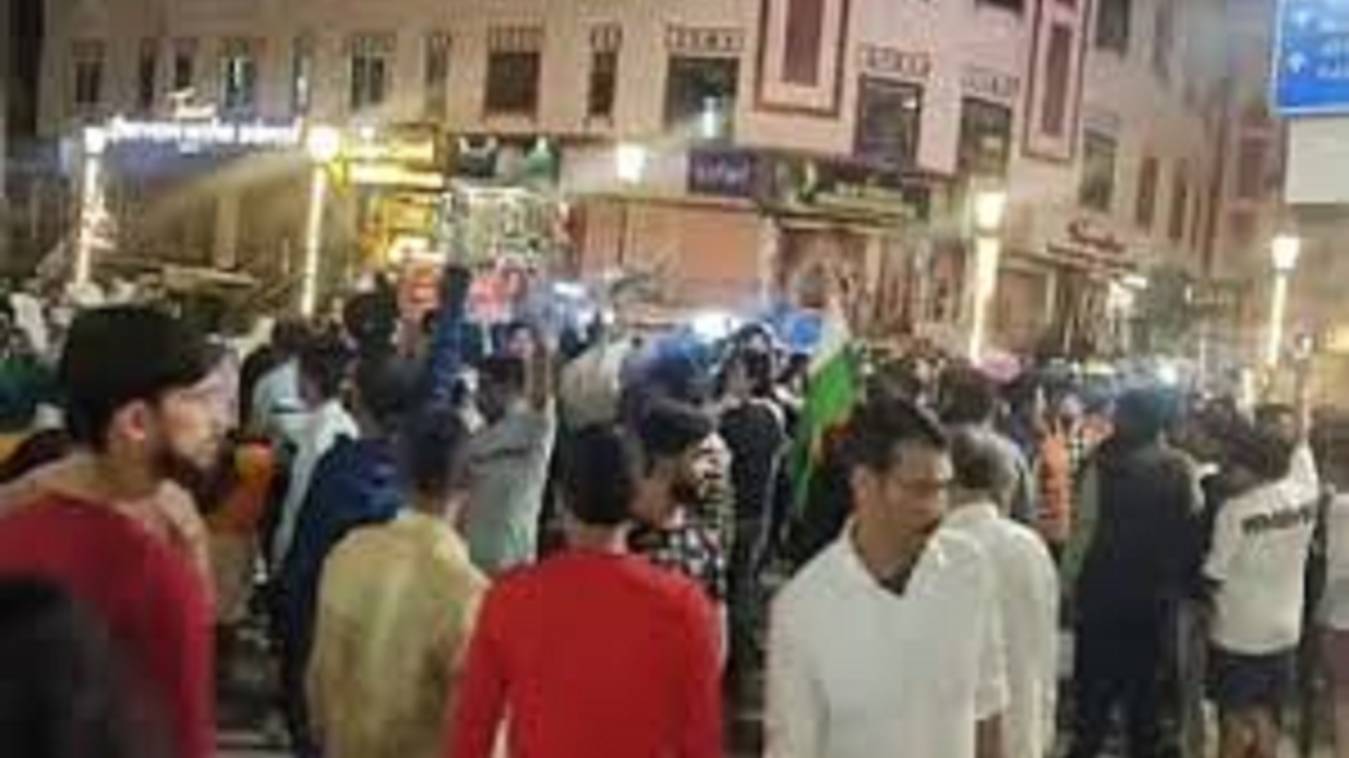  ICC चैंपियंस ट्रॉफी भारतीय टीम के जीतने पर वाराणसी में जश्न का माहौल, देर रात तक सड़कों पर क्रिकेट प्रेमियों ने मनाई जीत की खुशी