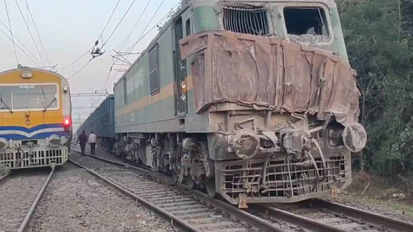 अमेठी में बड़ा हादसा, डंपर और मालगाड़ी की टक्कर, एक दर्जन से अधिक ट्रेनें प्रभावित