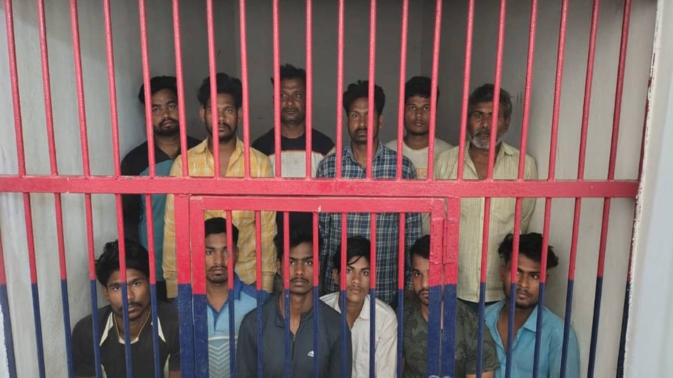  बुलेट के साइलेंसर से आवाज निकालने पर दो पक्ष आपस में भिडे़, पुलिस के सामने जमकर चलें ईंट-पत्थर, 12 लोग गिरफ़्तार 