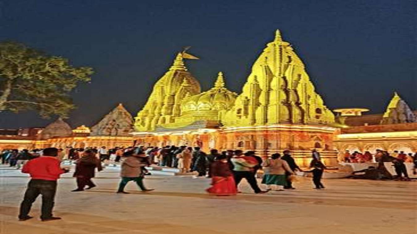  श्रीकाशी विश्वनाथ धाम परिसर स्थित बैकुंठ मंदिर का शिखर गिरा, बंदरों की भाग-दौड़ से 2 स्वर्ण कलश टूटे, आज होगी मरम्मत