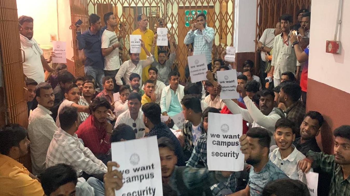काशी विद्यापीठ में छात्रों ने कुलपति को बनाया बंधक