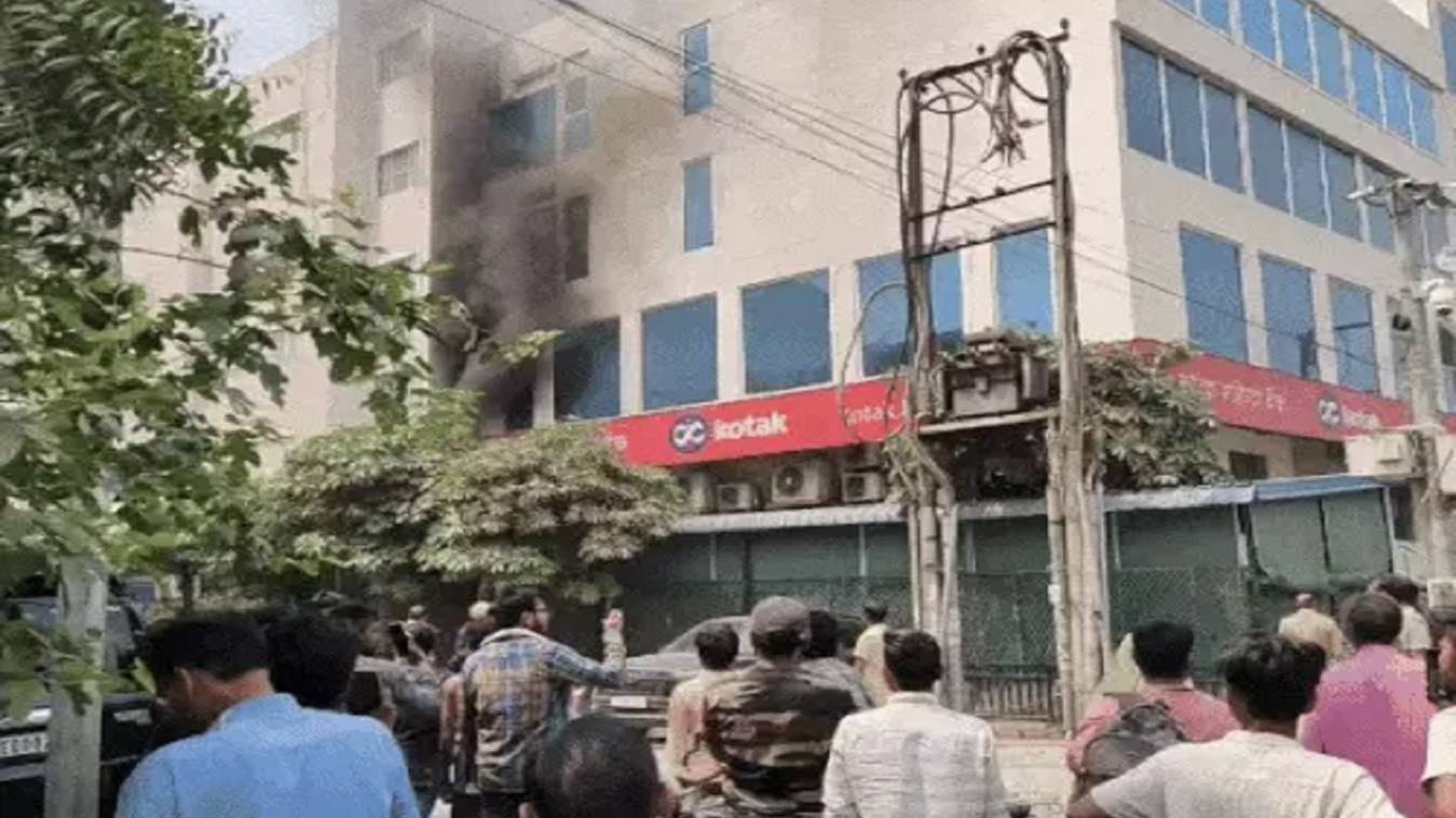  वाराणसी में कोटक महिंद्रा बैंक में शार्टसर्किट से लगी आग, एक घायल, मची अफरातफरी