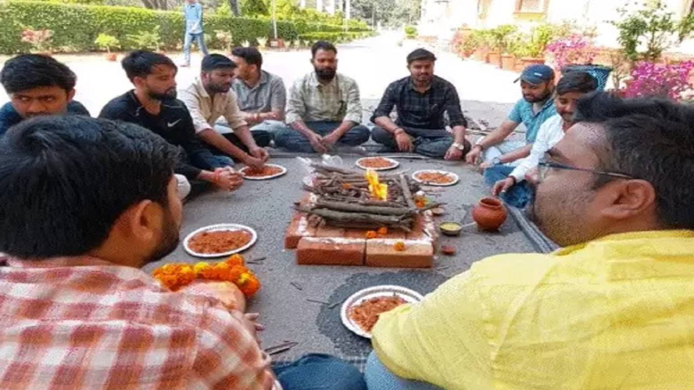 BHU में धरने पर बैठे छात्रों ने केंद्रीय कार्यालय पर किया बुध्दि-शुद्धि यज्ञ और छोड़ा अन्न-जल, बोले- शोध प्रवेश में 'अपनों' को दे रहे मौका