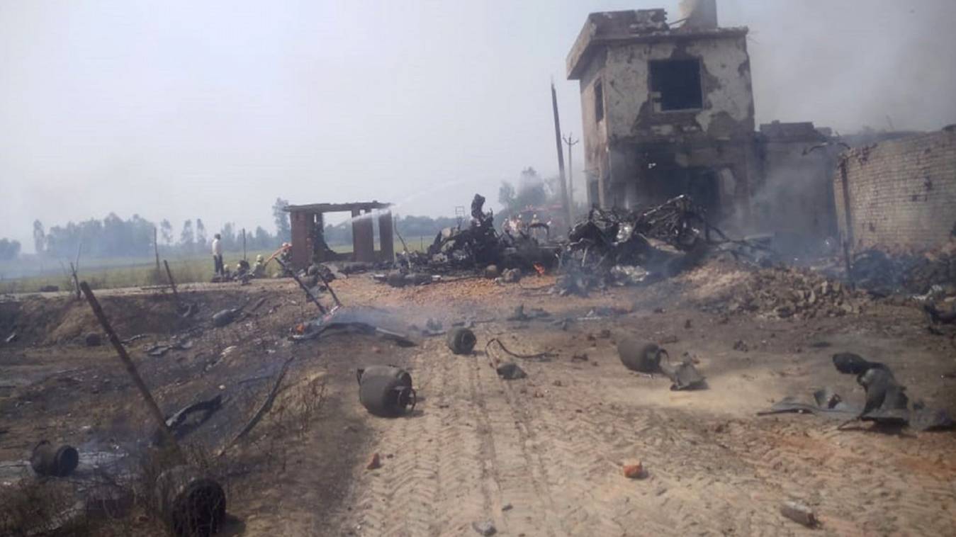 बरेली में सिलिंडर फटने से उड़ा गैस एजेंसी, गोदाम, 500 मीटर दूर तक गिरे टुकड़े