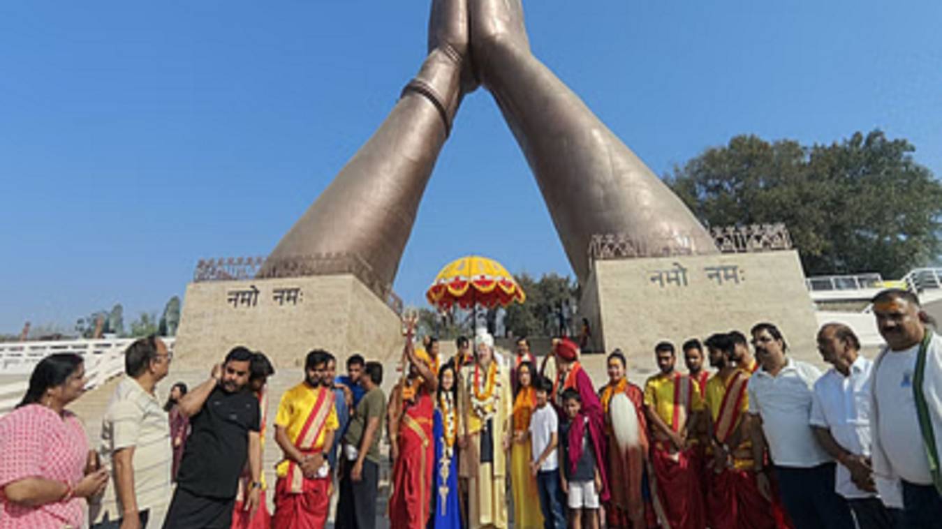 वाराणसी पहुंचे जर्मनी के आध्यात्मिक गुरु, गंगा में छोड़ी 10 हजार मछलियां, बोले- काशी दुनिया की स्पिरिचुअल सिटी है 