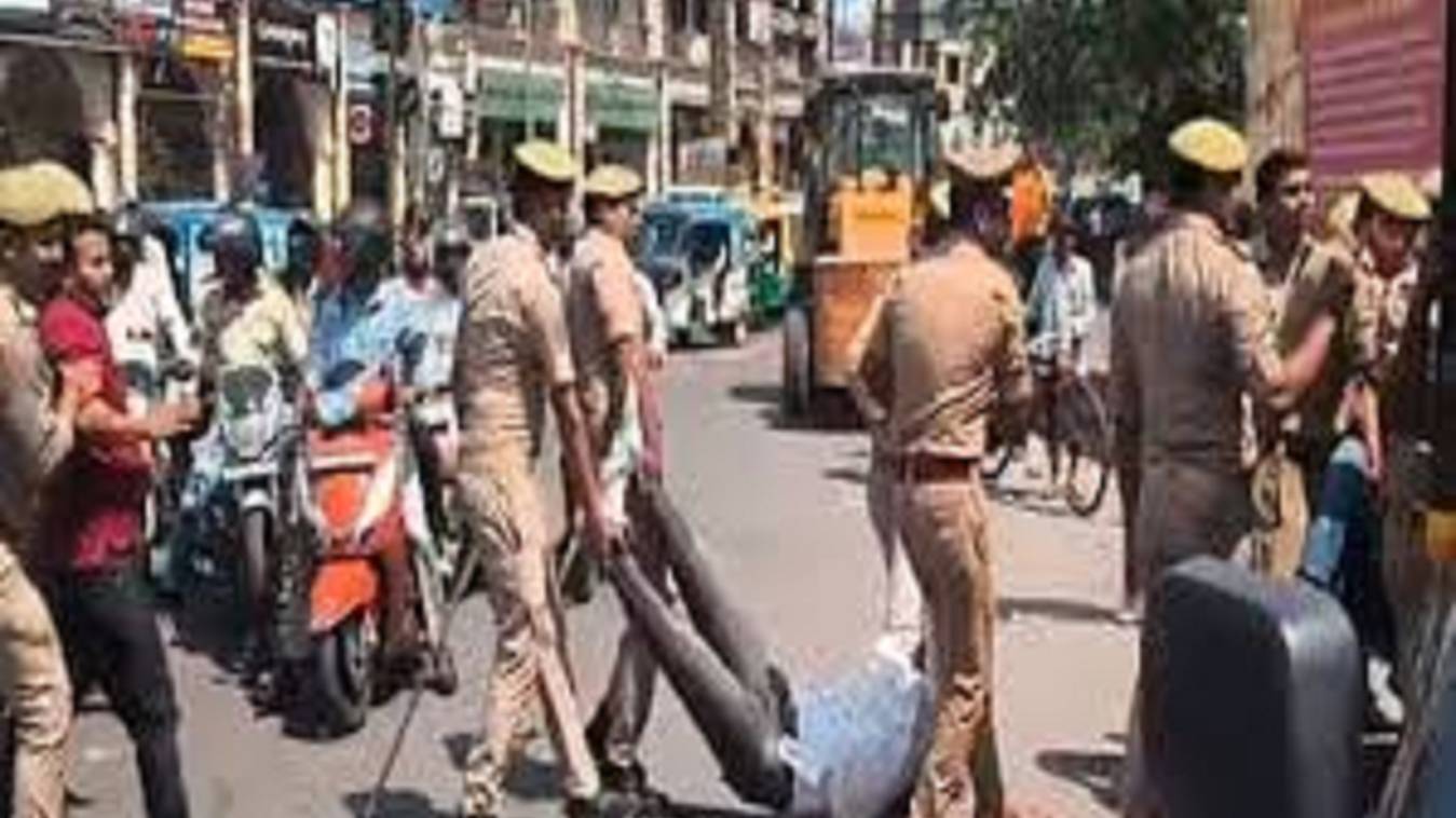 करणी सेना के विरोध प्रदर्शन से सपाइयों में आक्रोश, लखनऊ में  प्रदर्शन कर सरकार के खिलाफ की नारेबाजी, पुलिस के साथ धक्का-मुक्की