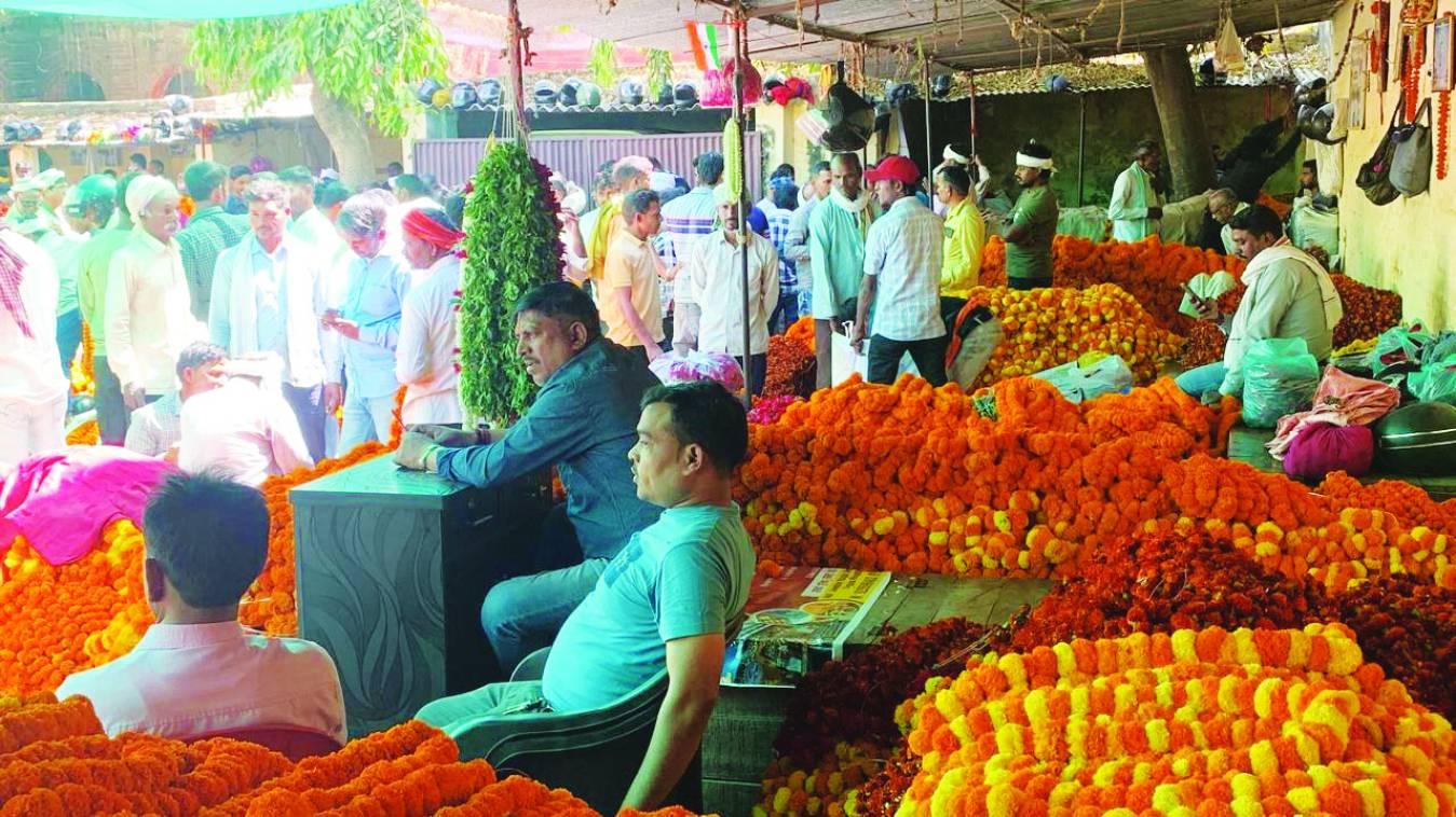 चैत्र नवरात्र : पूजा सामग्री-चुनरियों और फूल-मालाओं से सजा बाजार