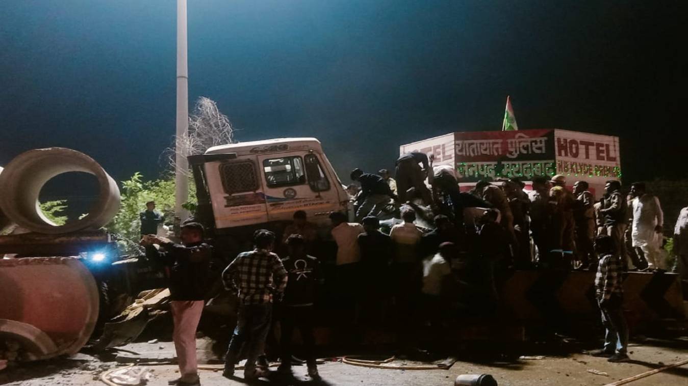 मुरादाबाद में हाईवे पर ट्रक की टक्कर से कार सवार दो युवतियां की माैत, दो युवक घायल