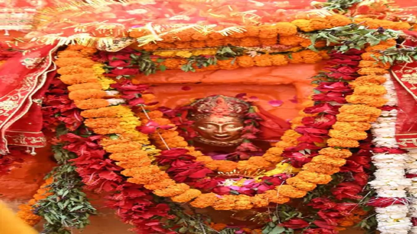 काशी के ज्ञानवापी में माता श्रृंगार गौरी के दर्शन के लिए उमड़ी भक्तों की भीड़,  डमरूओं की थाप से गूंजा मंदिर परिसर