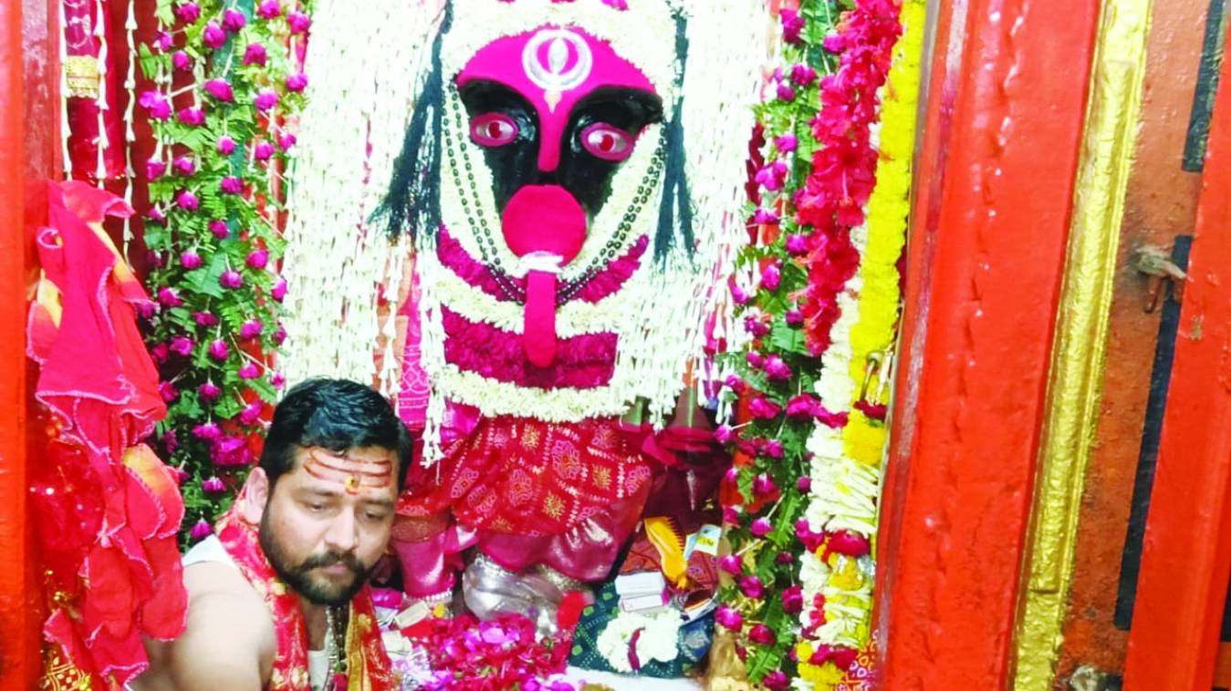भवानी गौरी और मां कालरात्रि ने भक्तों को दिए दर्शन