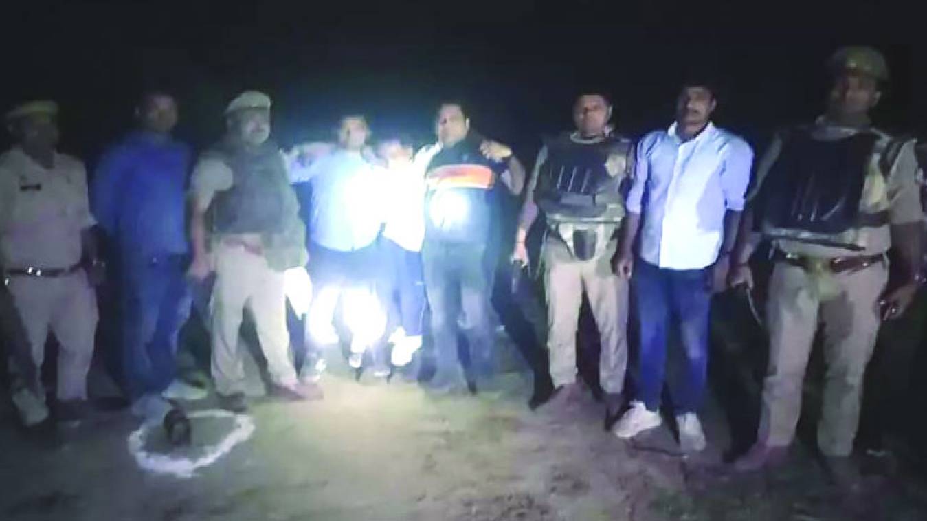 देर रात फिर तड़तड़ाई पुलिस की गोलियां