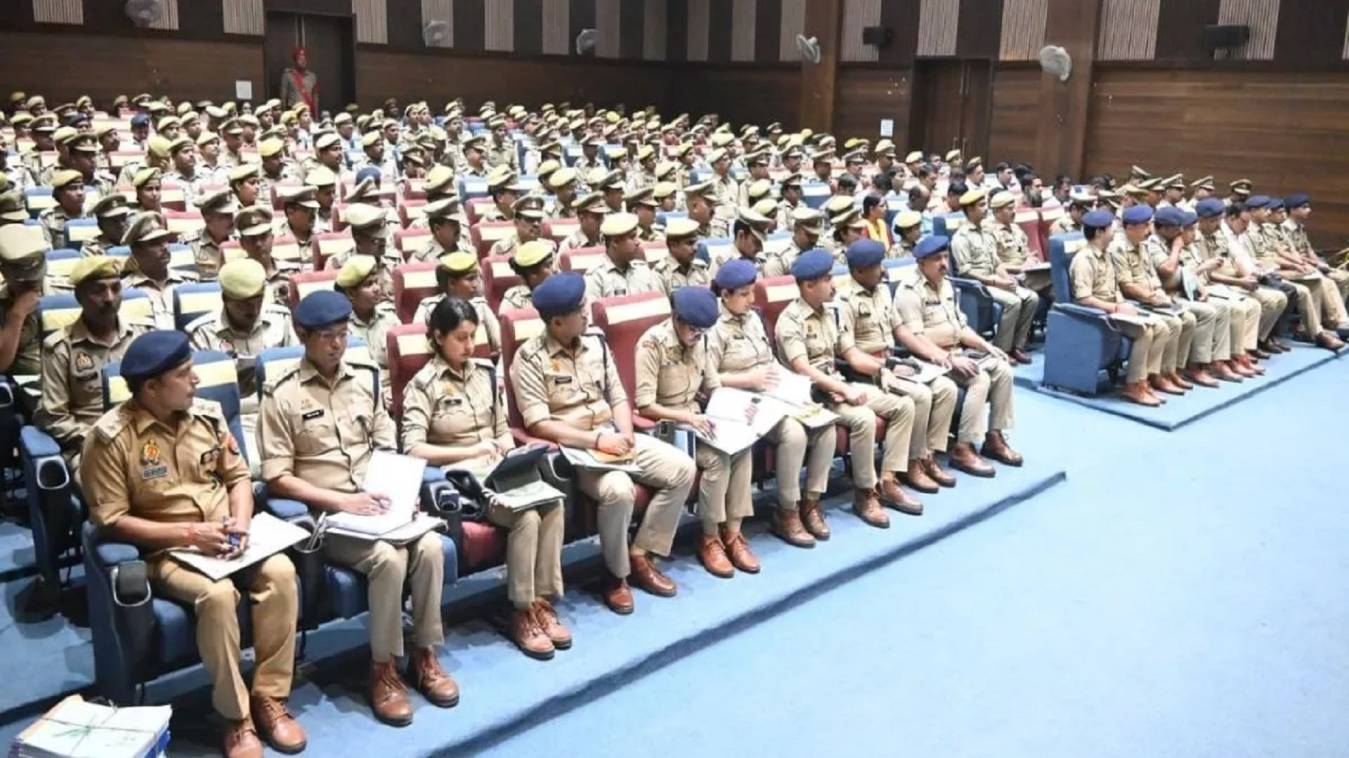 वाराणसी में पुलिस कमिश्नर की चेकिंग में गायब मिले 16 पुलिसकर्मी निलंबित,  11 दरोगा-5 सिपाहियों की जांच शुरू