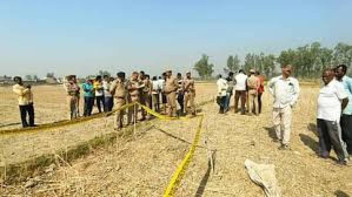  युवक का खेत में मिला शव, शरीर पर धारदार हथियार से वार करने के निशान मिले