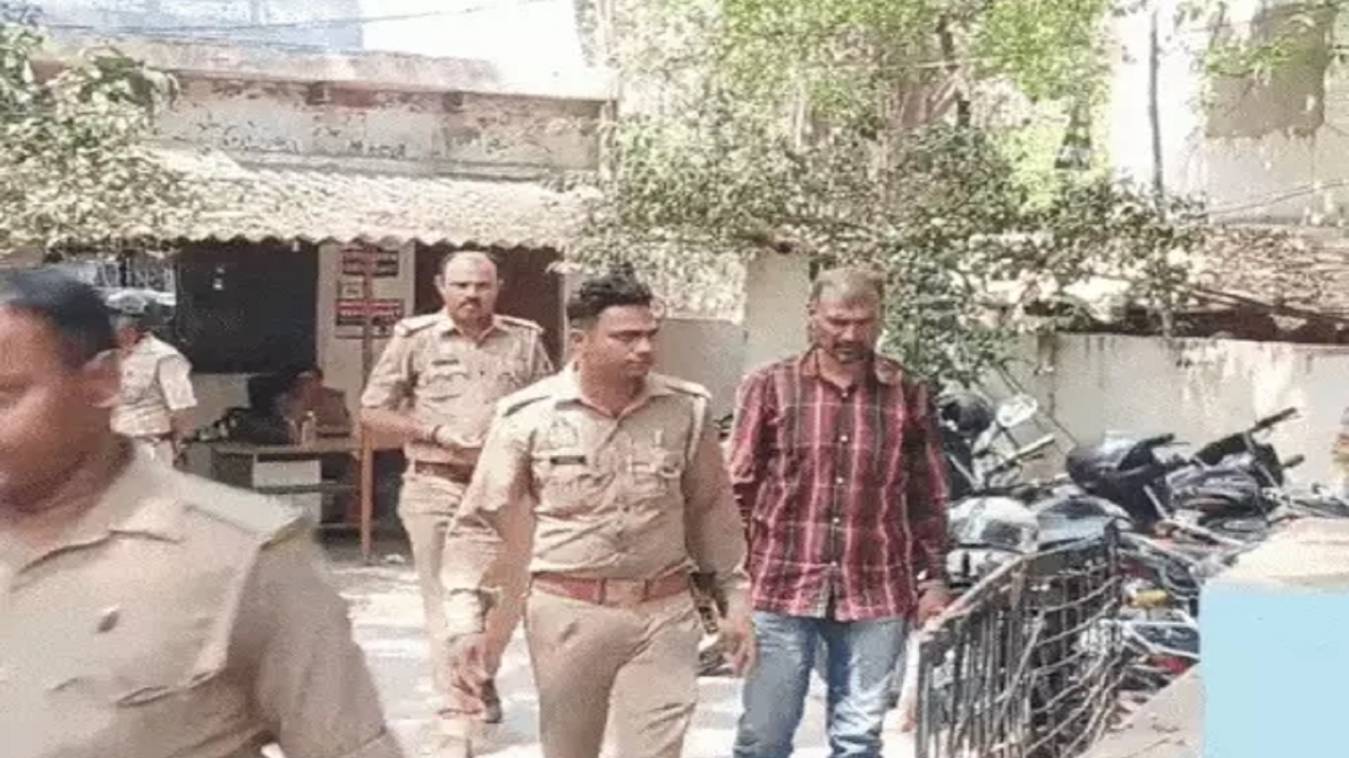 वाराणसी कोर्ट के बाहर सिपाही ने पत्नी को पीटा, पति के खिलाफ मुकदमा दर्ज