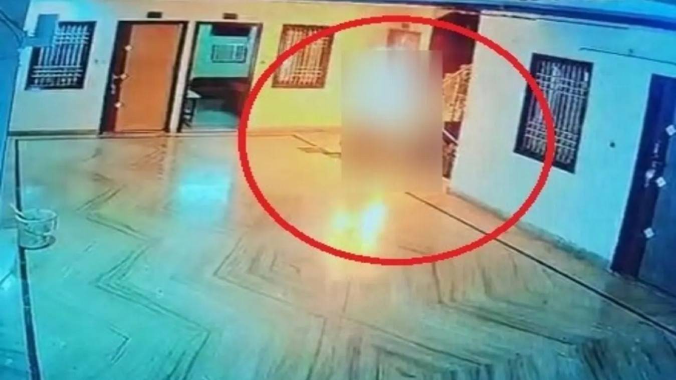 गर्लफ्रेंड को होटल में मिलने बुलाया फिर खुद को कर लिया आग के हवाले, बचाने में प्रेमिका भी झुलसी