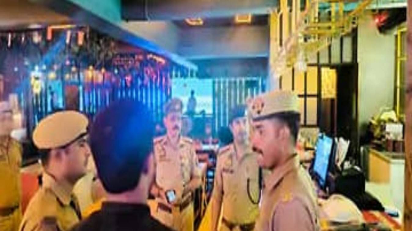 वाराणसी में आधी रात 10 स्पा सेंटरों पर छापा, 3 थानों की पुलिस देख लड़के-लड़कियां भागे, सीसीटीवी फुटेज जब्त किए